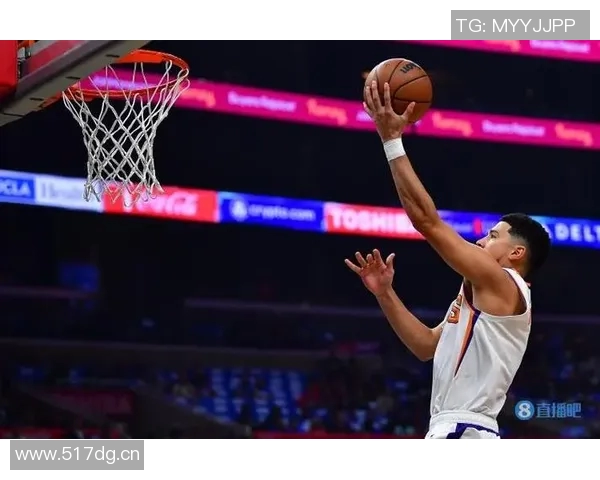 布克第三节状态火热10投6中狂砍16分4篮板4助攻连得12分助力球队反击